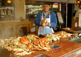 Seafood är specialiteten på restaurangerna längs Fishermans Wharf.