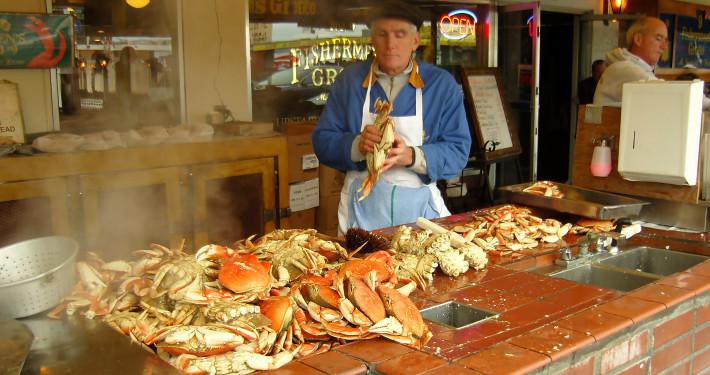 Seafood är specialiteten på restaurangerna längs Fishermans Wharf.