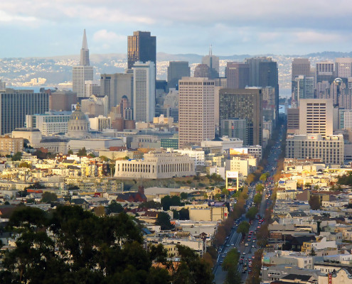 San Francisco skyline, med Market Street i förgrunden.